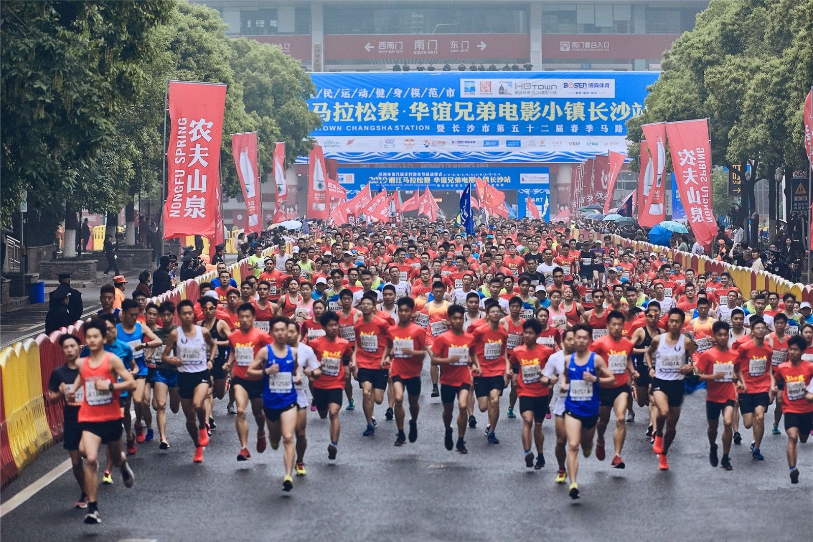 2019湘江馬拉松賽長沙站鳴槍開跑 5000名選手參與競(jìng)跑